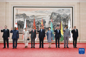 Xi Jinping a Peng Liyuan pořádali uvítací banket pro zahraniční hosty, kteří přijeli na zahajovací ceremoniál 31. Světových letních univerzitních her v Chengdu