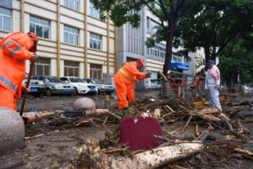 Xi nařídil okamžitou záchranu pohřešovaných lidí, kteří se ocitli v pasti při záplavách